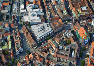 Bild aus der Vogelperspektive auf den ehemaligen Kaufhof und die umliegende Nürnberger Altstadt